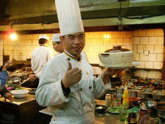 大学食堂也有“黑暗料理”，大妈们做菜真有想法！