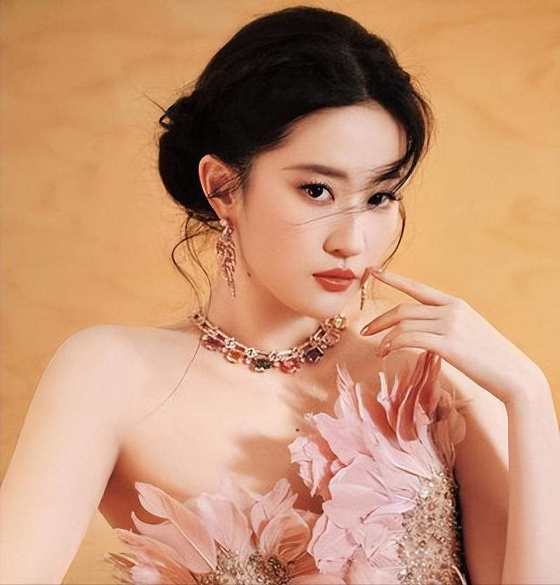 刘亦菲干爹包养谣言真相_你知道那些明星黑料是什么,_刘亦菲谣言二十年